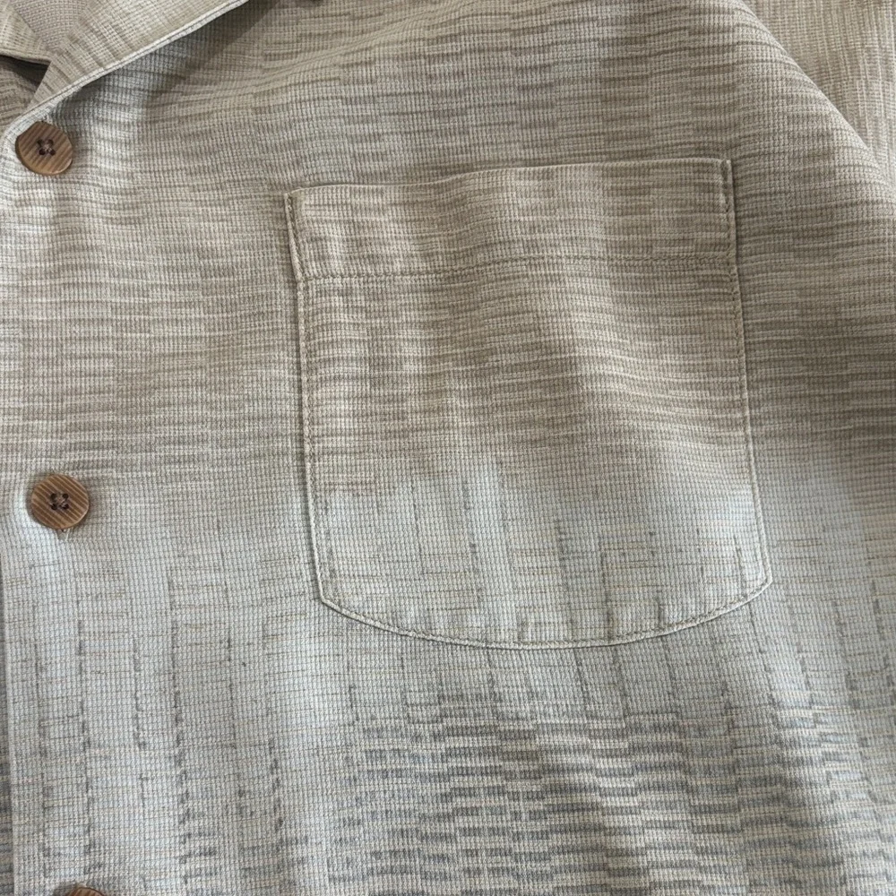 Tommy Bahama camp shirt in 100% silk. Men's XL. Excellent condition. Very sharp! - Picture 3 of 7